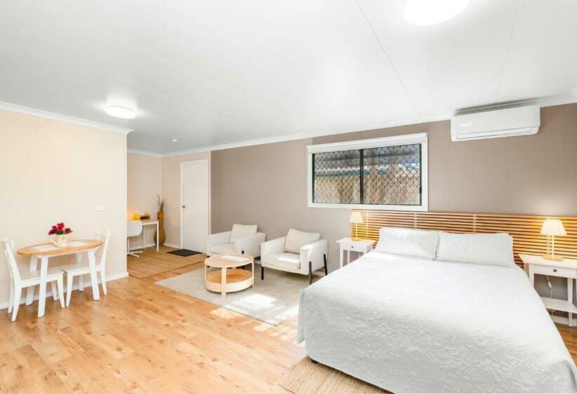 פנסיון Central Guest Studio With Secure Parking!