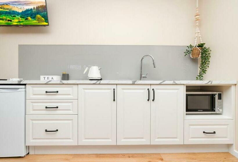 פנסיון Central Guest Studio With Secure Parking!