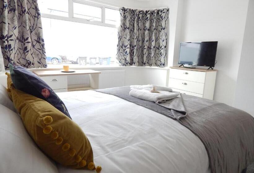 بنسيون Modern, Well Located En Suite Rooms With Parking & All Facilities