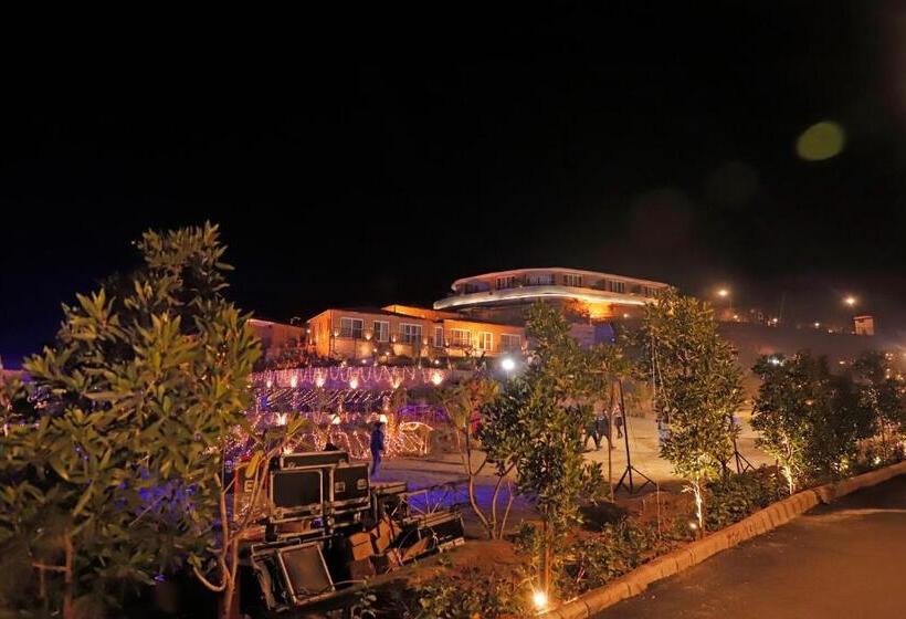 استراحتگاه Swarnagarh Nature Retreat & Spa