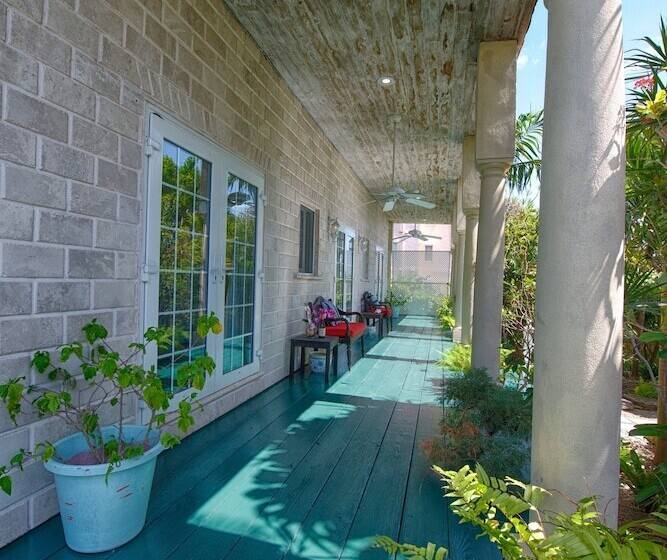 ベッドアンドブレックファースト A Stone's Throw Away