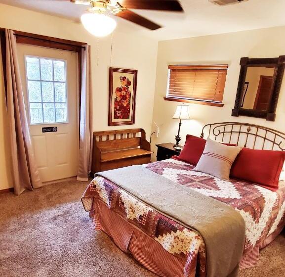 민박 Barons Creekside Resort