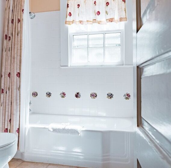 مبيت وإفطار Black Mountain Inn