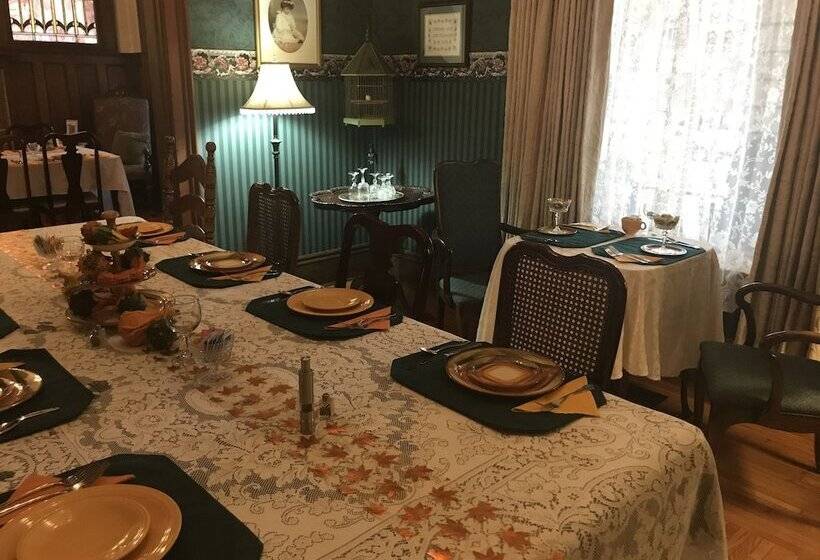 Bed and Breakfast Brass Pineapple Inn