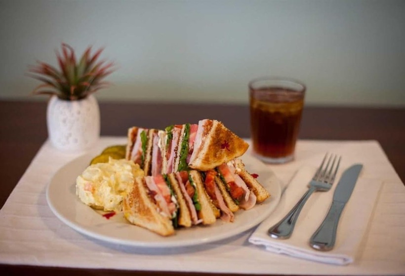 مبيت وإفطار Elizabeth Pointe Lodge