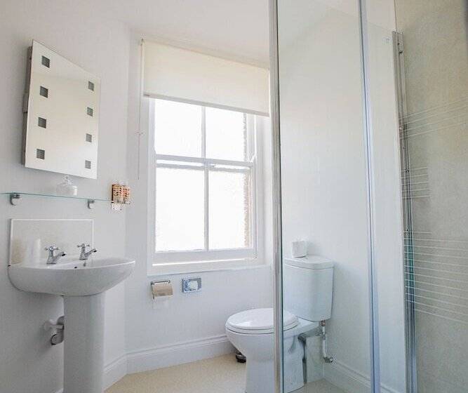 ベッドアンドブレックファースト Hadrian Hotel   Inn