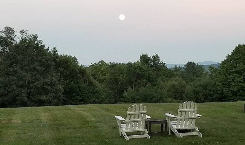 تختخواب و صبحانه Inn At Clearwater Pond