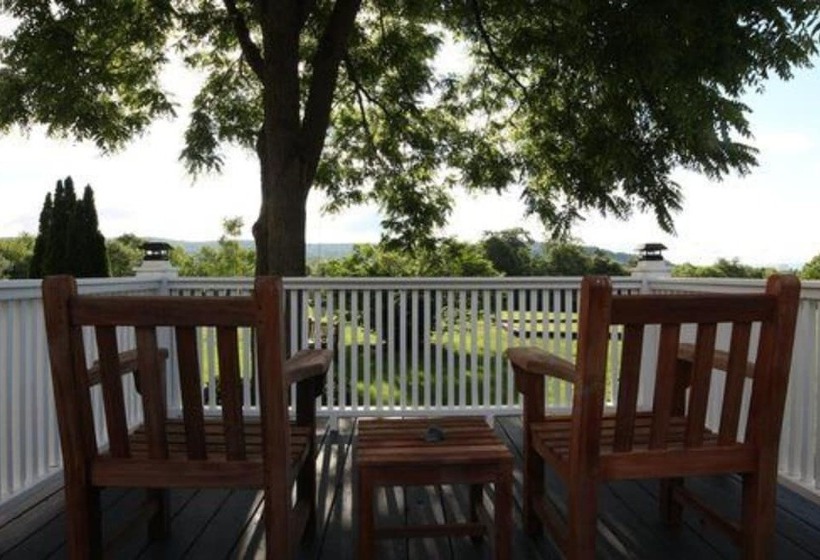 تختخواب و صبحانه Inn At Clearwater Pond