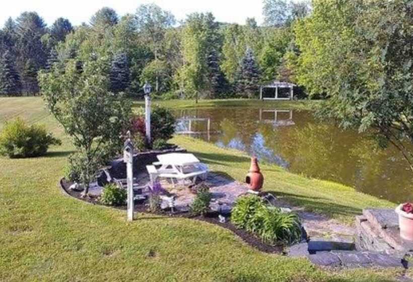 تختخواب و صبحانه Inn At Clearwater Pond