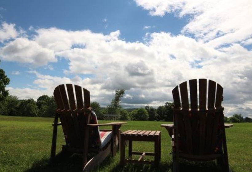 تختخواب و صبحانه Inn At Clearwater Pond