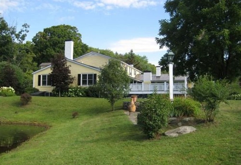 تختخواب و صبحانه Inn At Clearwater Pond