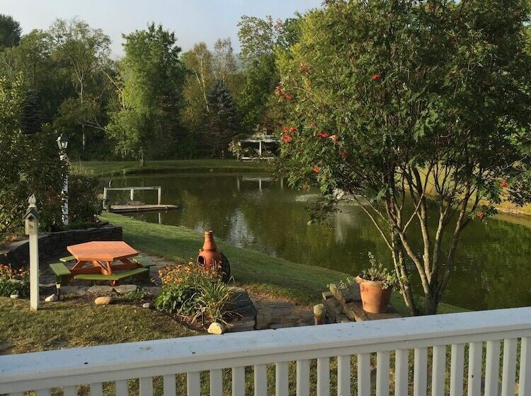 تختخواب و صبحانه Inn At Clearwater Pond