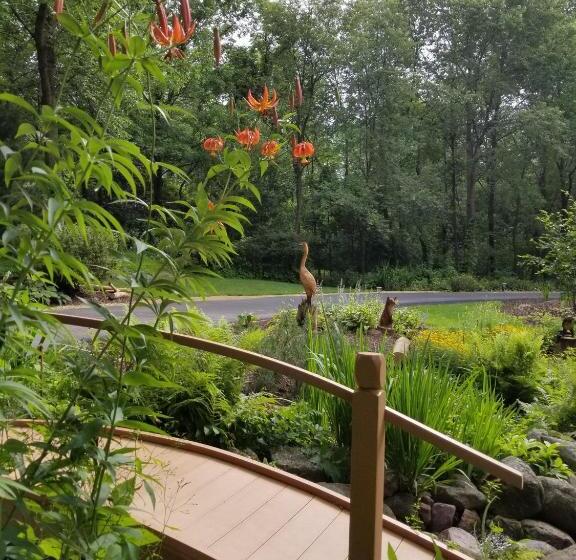 צימר Inn At Wawanissee Point