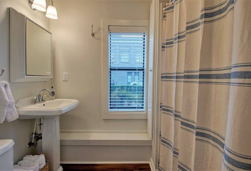 تختخواب و صبحانه The Baker