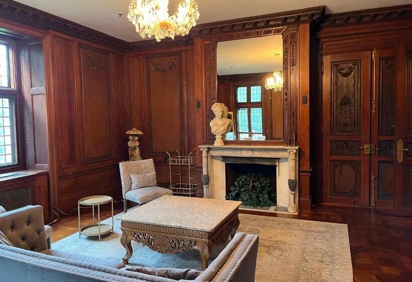 مبيت وإفطار The Castle At Skylands Manor