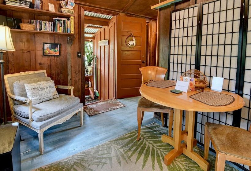 Bed and Breakfast Volcano Artist Cottage