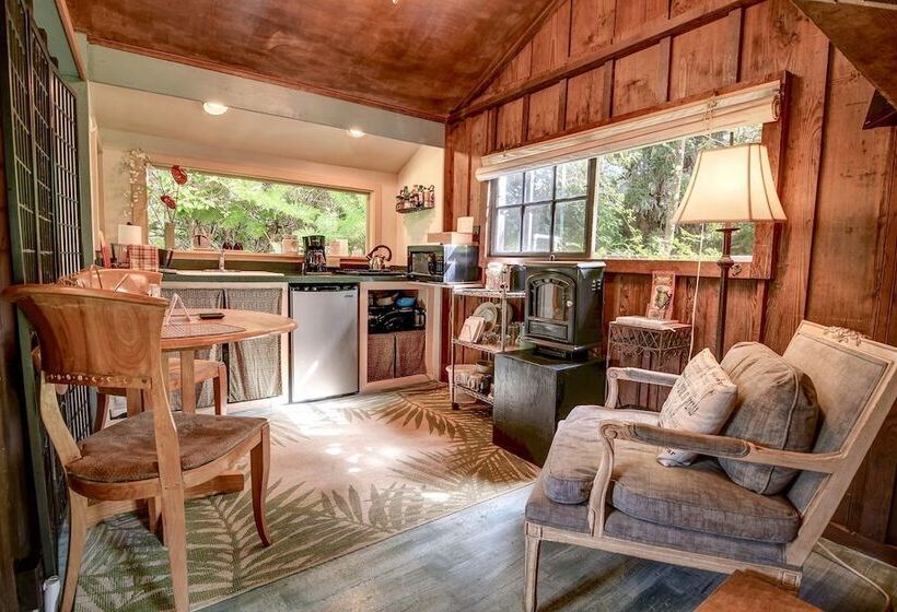 Bed and Breakfast Volcano Artist Cottage