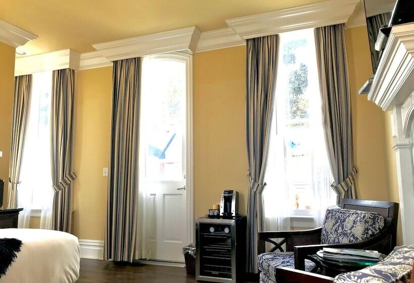 مبيت وإفطار West Cliff Inn, A Four Sisters Inn