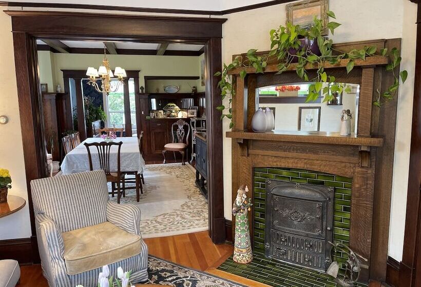 Fisher House Victoria Bed And Breakfast