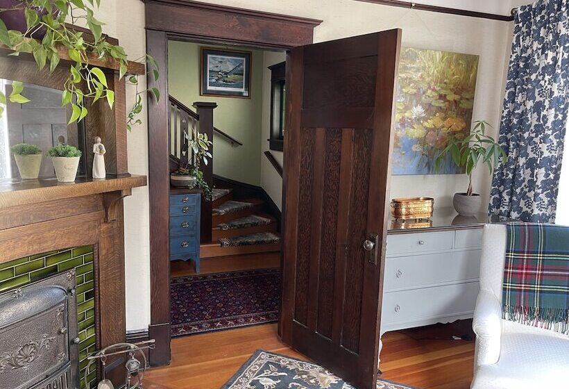 Fisher House Victoria Bed And Breakfast