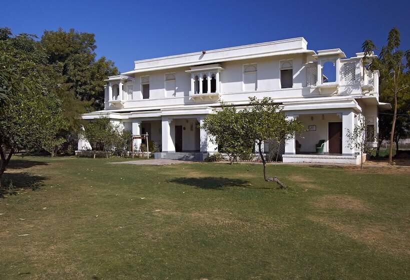 בית מלון כפרי Dhawala Resort By Aamod