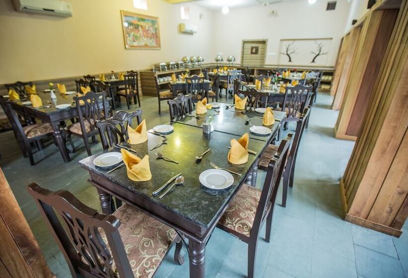 فندق Dhawala Resort By Aamod