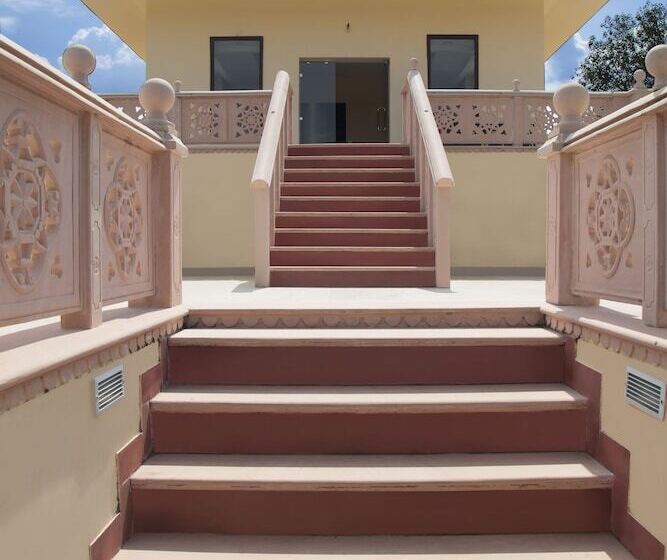 فندق Dhawala Resort By Aamod