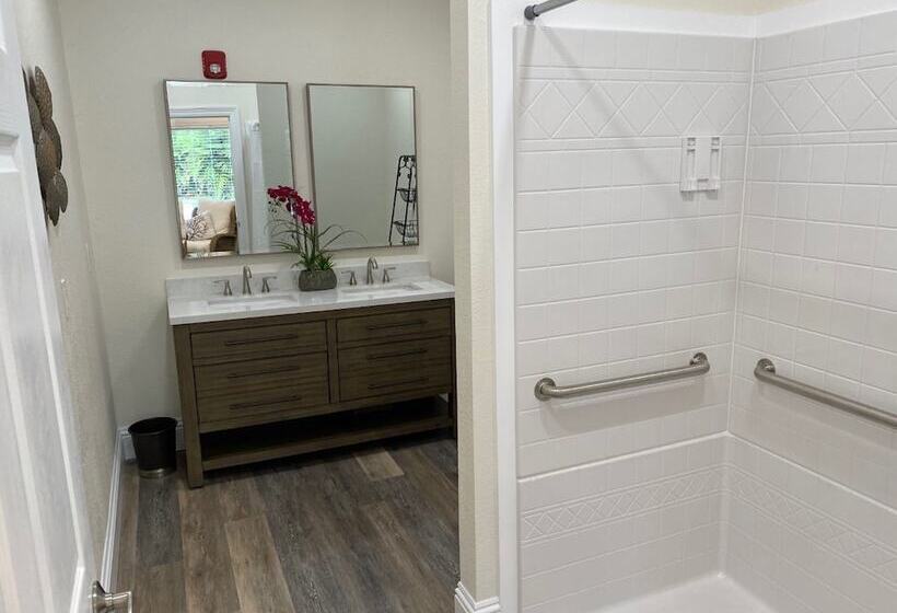 فندق Caribbean Shores Waterfront Resort