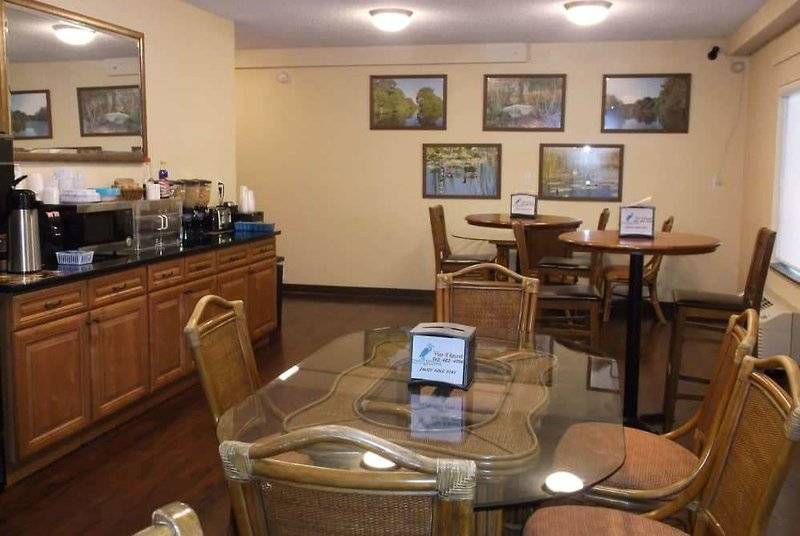 فندق Days Inn & Suites By Wyndham Lake Okeechobee