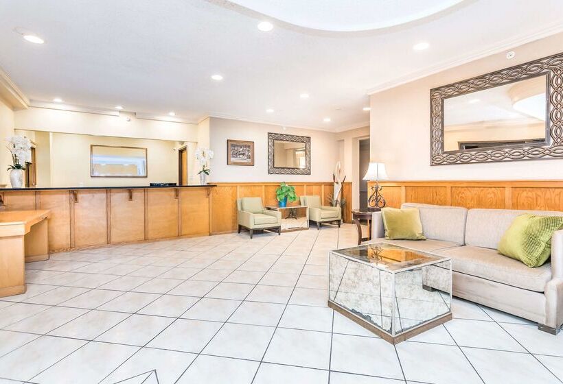 فندق Days Inn & Suites By Wyndham Lake Okeechobee