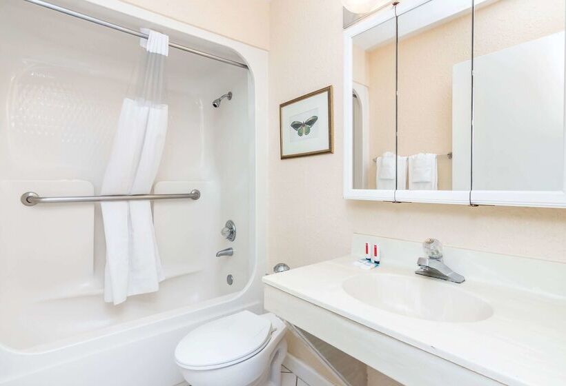 فندق Days Inn & Suites By Wyndham Lake Okeechobee