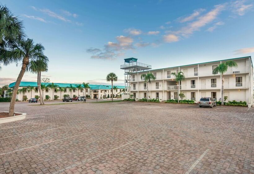 فندق Days Inn & Suites By Wyndham Lake Okeechobee