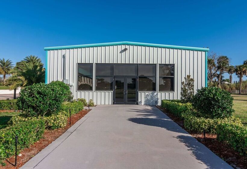 فندق Days Inn & Suites By Wyndham Lake Okeechobee