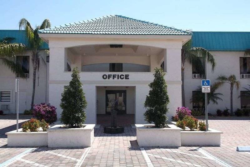 فندق Days Inn & Suites By Wyndham Lake Okeechobee