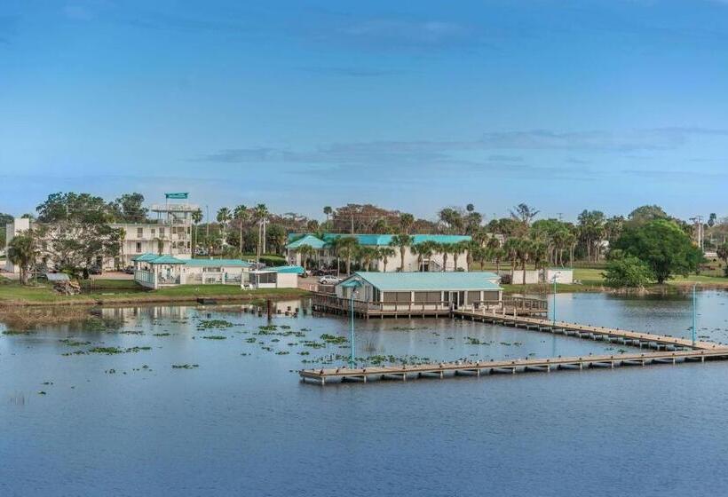 فندق Days Inn & Suites By Wyndham Lake Okeechobee