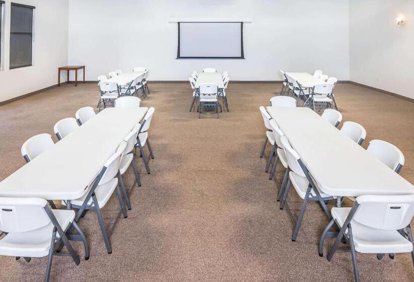 فندق Days Inn & Suites By Wyndham Lake Okeechobee