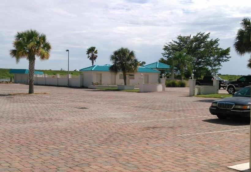 فندق Days Inn & Suites By Wyndham Lake Okeechobee