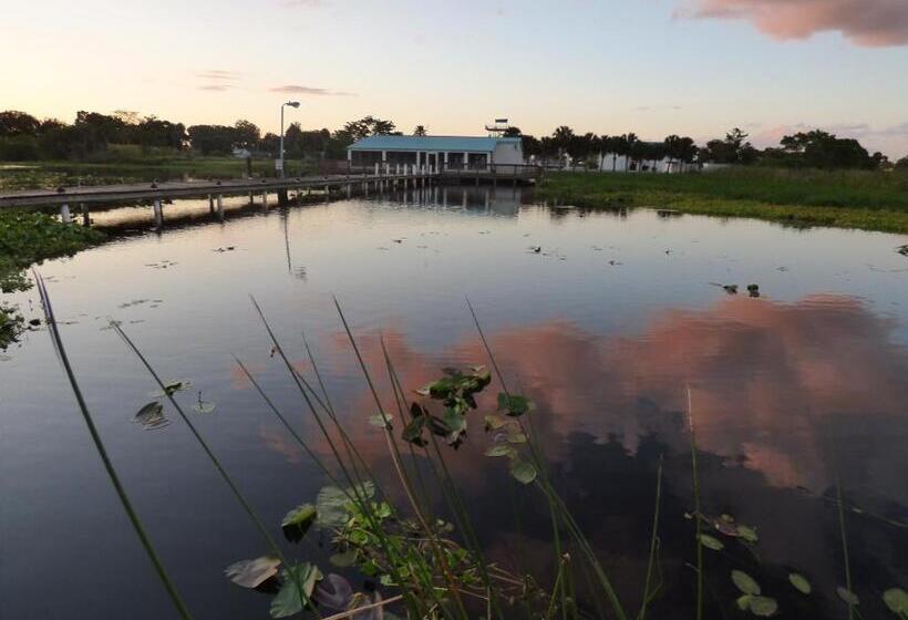 فندق Days Inn & Suites By Wyndham Lake Okeechobee