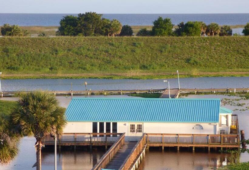 فندق Days Inn & Suites By Wyndham Lake Okeechobee