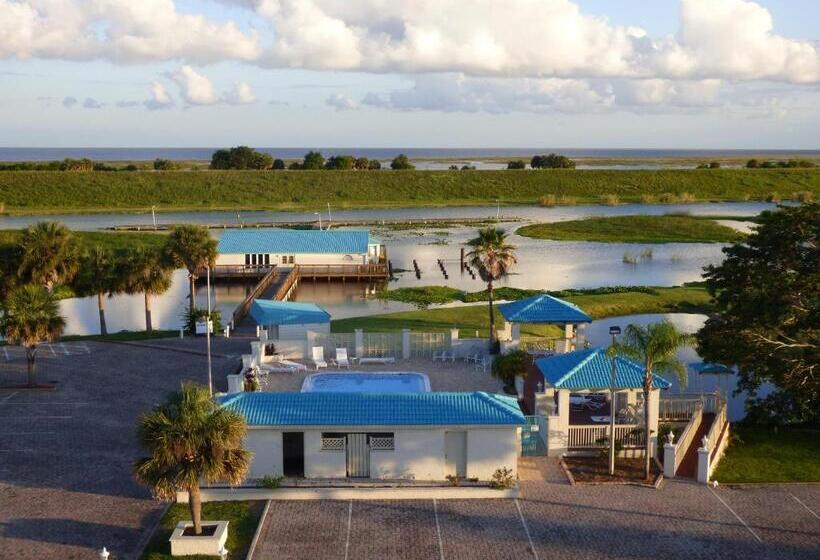 فندق Days Inn & Suites By Wyndham Lake Okeechobee
