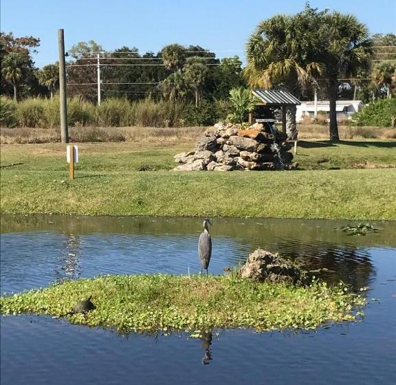 فندق Days Inn & Suites By Wyndham Lake Okeechobee