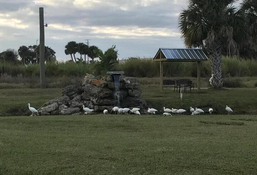 فندق Days Inn & Suites By Wyndham Lake Okeechobee