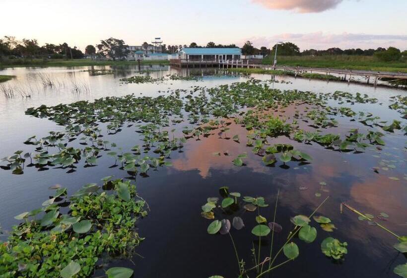 فندق Days Inn & Suites By Wyndham Lake Okeechobee