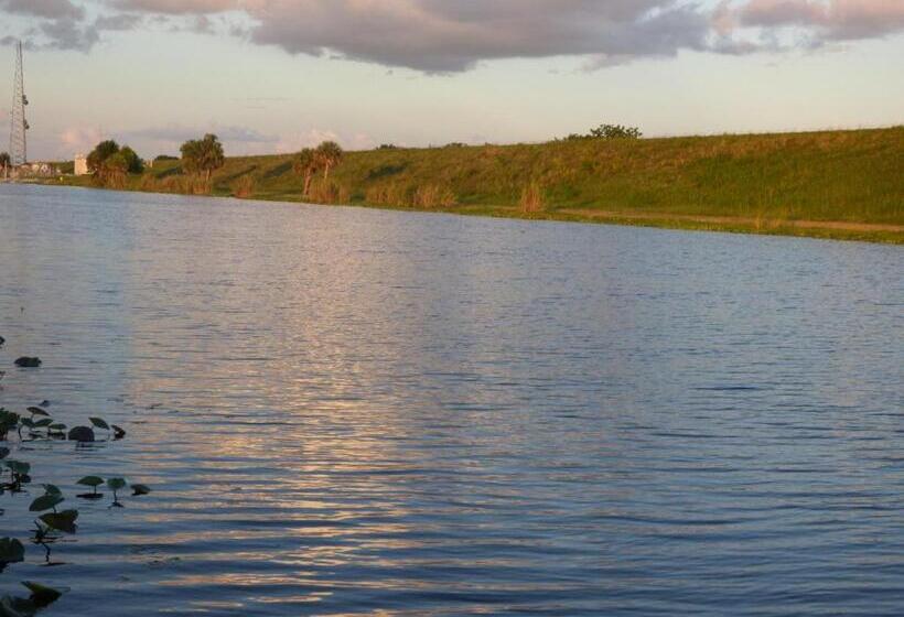 فندق Days Inn & Suites By Wyndham Lake Okeechobee