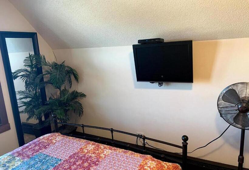 בית מלון כפרי Iowa House Historic Inn