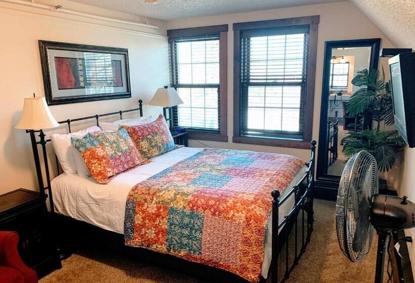 בית מלון כפרי Iowa House Historic Inn