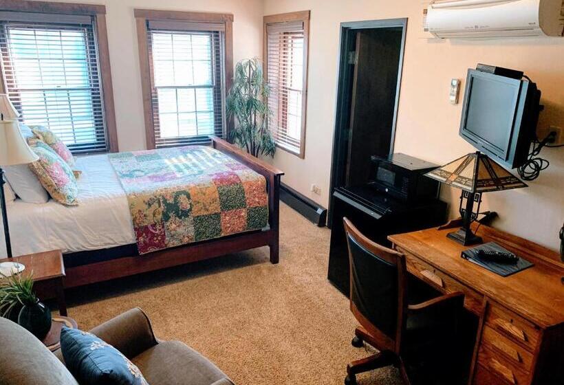 בית מלון כפרי Iowa House Historic Inn