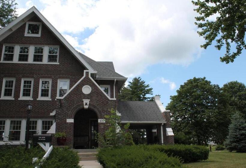 בית מלון כפרי Iowa House Historic Inn