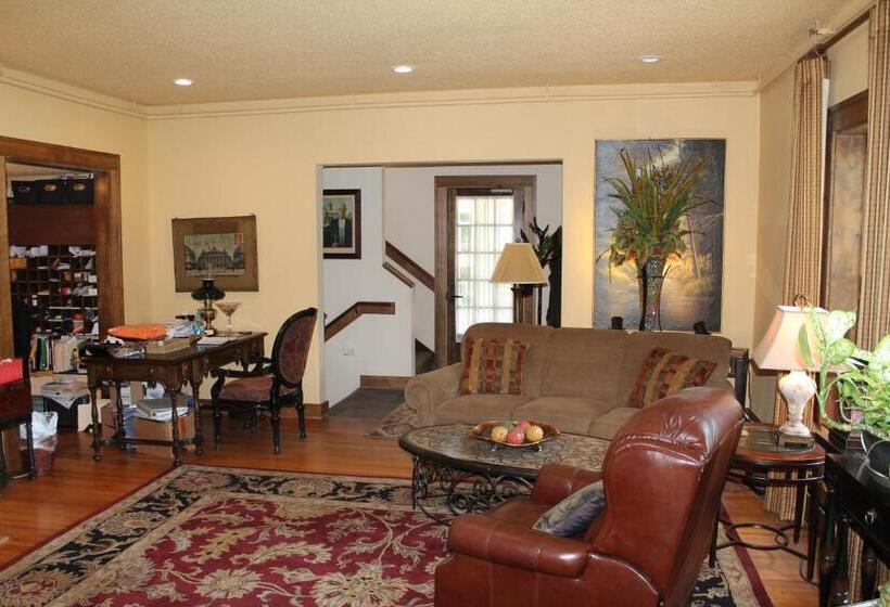 בית מלון כפרי Iowa House Historic Inn