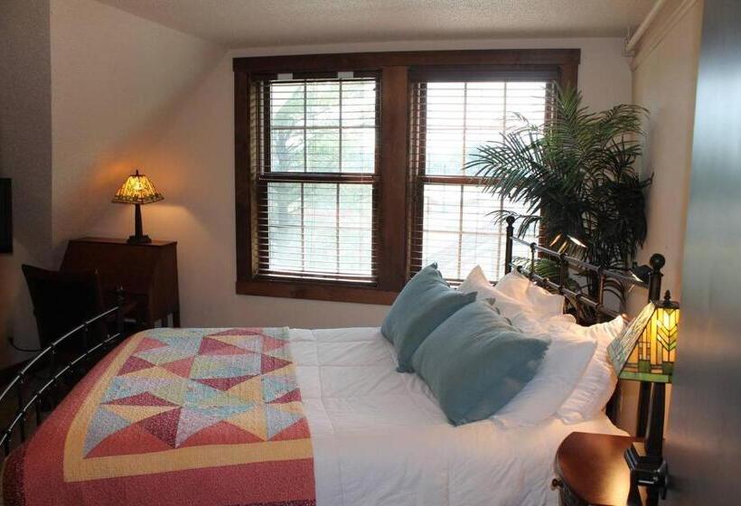 בית מלון כפרי Iowa House Historic Inn